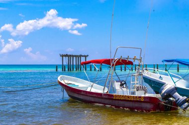 Playa del Carmen Quintana Roo Meksika 05. Ağustos 2023 Tekne yatı Catamaran feribot iskelesi ve limanı Playa del Carmen Mexico 'daki tropikal Meksika plaj manzarası ve turkuaz mavi su..