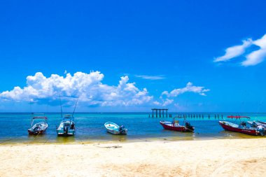 Playa del Carmen Quintana Roo Meksika 05. Ağustos 2023 Tekne yatı Catamaran feribot iskelesi ve limanı Playa del Carmen Mexico 'daki tropikal Meksika plaj manzarası ve turkuaz mavi su..