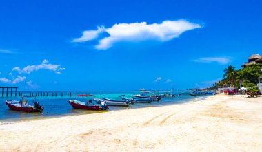 Playa del Carmen Quintana Roo Meksika 05. Ağustos 2023 Tekne yatı Catamaran feribot iskelesi ve limanı Playa del Carmen Mexico 'daki tropikal Meksika plaj manzarası ve turkuaz mavi su..