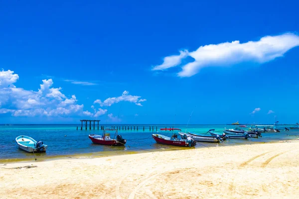 Playa del Carmen Quintana Roo Meksika 05. Ağustos 2023 Tekne yatı Catamaran feribot iskelesi ve limanı Playa del Carmen Mexico 'daki tropikal Meksika plaj manzarası ve turkuaz mavi su..