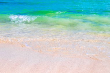 Playa del Carmen Meksika 'da berrak turkuaz mavi sularla tropikal Meksika sahili manzarası ve Karayip denizinde su ve kum dalgaları..