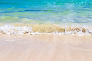 Playa del Carmen Meksika 'da berrak turkuaz mavi sularla tropikal Meksika sahili manzarası ve Karayip denizinde su ve kum dalgaları..