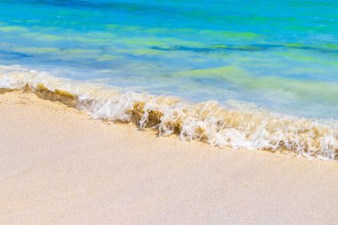 Playa del Carmen Meksika 'da berrak turkuaz mavi sularla tropikal Meksika sahili manzarası ve Karayip denizinde su ve kum dalgaları..
