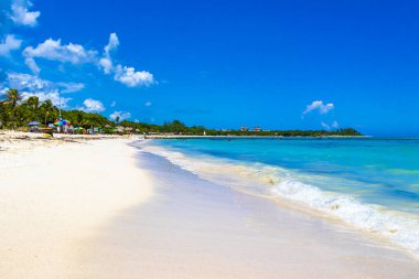 Playa del Carmen Quintana Roo Mexico 09. Eylül 2023 Tropikal Meksika Karayip plajı ve denizi çok eğlenceli insanlarla güneş şemsiyeleri Playa del Carmen Meksika 'da turkuaz su.