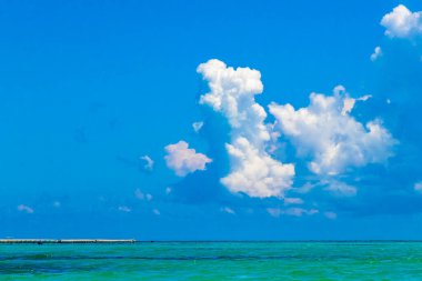 Playa del Carmen Mexico 'da turkuvaz mavisi tatil beldeleri ve palmiye ağaçları olan tropik Meksika Karayip plajı manzarası..