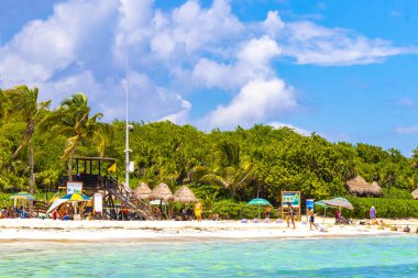 Playa del Carmen Quintana Roo Mexico 09. Eylül 2023 Tropikal Meksika Karayip plajı ve denizi çok eğlenceli insanlarla güneş şemsiyeleri Playa del Carmen Meksika 'da turkuaz su.