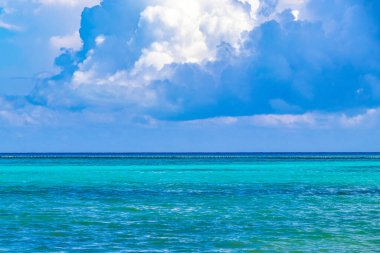 Playa del Carmen Mexico 'da turkuvaz mavisi tatil beldeleri ve palmiye ağaçları olan tropik Meksika Karayip plajı manzarası..