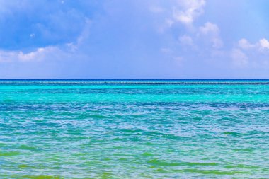 Playa del Carmen Mexico 'da turkuvaz mavisi tatil beldeleri ve palmiye ağaçları olan tropik Meksika Karayip plajı manzarası..