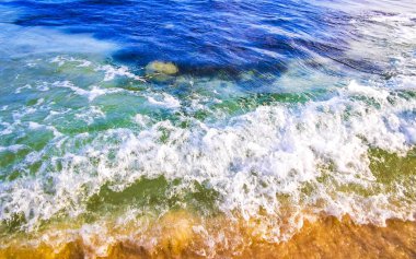 Playa del Carmen Quintana Roo Meksika 'daki Karayipler sahilinde turkuaz yeşil ve mavi sularda kayalar ve mercanlar..