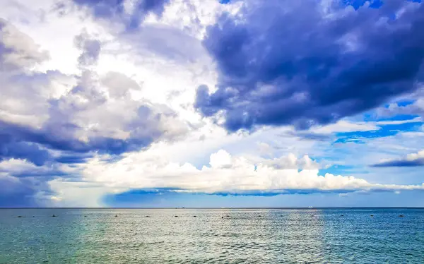 Cozumel ve Playa del Carmen Mexico 'daki cennette kuvvetli muson yağmurları ve kasvetli bulutlar..