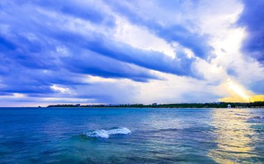 Playa del Carmen Mexico 'da turkuvaz mavisi tatil beldeleri ve palmiye ağaçları olan tropik Meksika Karayip plajı manzarası..