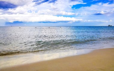 Playa del Carmen Mexico 'da turkuvaz mavisi tatil beldeleri ve palmiye ağaçları olan tropik Meksika Karayip plajı manzarası..