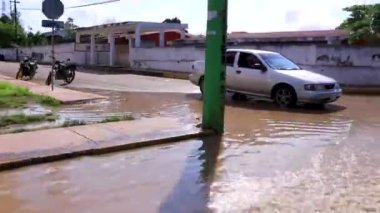 Kantunilkin Quintana Roo Mexico 21. Aralık 2021 'de Quintana Roo Mexico' daki Kantunilkin Lazaro Cardenas 'ta sel basmış bir yoldan geçerken..