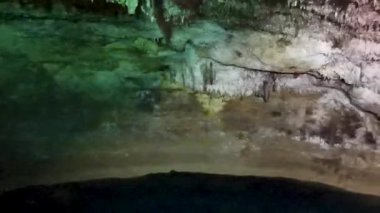 Cenote Tankach Ha Tankach-Ha, Coba Belediyesi Tulum Quintana Roo Meksika 'da kireç taşı kayaları ve mavi turkuaz suyu ile bataklık..