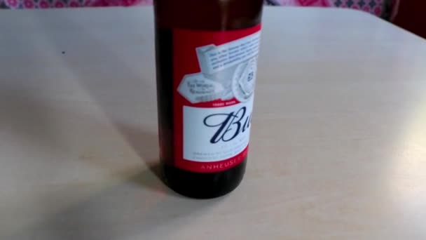 Voula Attica Greece 2018年8月百威啤酒瓶子在希腊Voula Attica的桌上 — 图库视频影像
