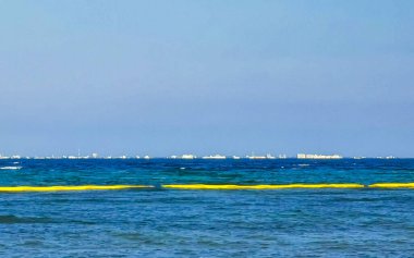 Playa del Carmen Quintana Roo Mexico 'daki turkuaz mavi sularla Cozumel adasının tropik Meksika deniz ve sahil manzarası manzarası.