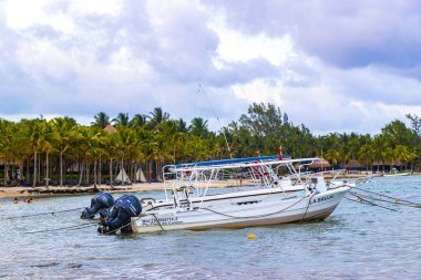 Playa del Carmen Quintana Roo Meksika 13. 2023 Ağustos 'unda, Punta Xcalacoco Playa del Carmen' deki tropikal Meksika plaj manzarası ve turkuaz mavi sularında, Katamaran yat vapuru iskelesi ve limanı..