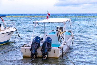 Playa del Carmen Quintana Roo Meksika 13. 2023 Ağustos 'unda, Punta Xcalacoco Playa del Carmen' deki tropikal Meksika plaj manzarası ve turkuaz mavi sularında, Katamaran yat vapuru iskelesi ve limanı..