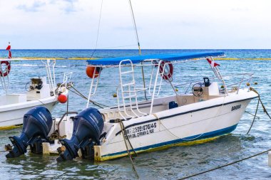 Playa del Carmen Quintana Roo Meksika 13. 2023 Ağustos 'unda, Punta Xcalacoco Playa del Carmen' deki tropikal Meksika plaj manzarası ve turkuaz mavi sularında, Katamaran yat vapuru iskelesi ve limanı..