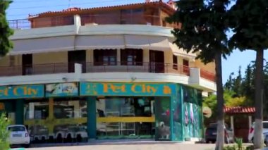 Voula Attica Yunanistan 06. Ekim 2018 Voula Attica Yunanistan 'daki Voula' da binalar ve ağaçlar arasındaki yol ve caddedeki petshop.