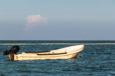 Playa del Carmen Quintana Roo Meksika 05. Ağustos 2023 Tekne yatı Catamaran feribot iskelesi ve limanı Playa del Carmen Mexico 'daki tropikal Meksika plaj manzarası ve turkuaz mavi su..