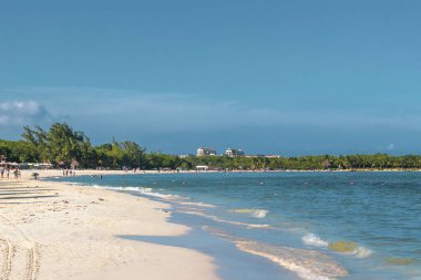 Playa del Carmen Quintana Roo Meksika 05. Ağustos 2023 Tropikal Meksika Karayip plajı ve denizi çok eğlenceli insanlarla güneş şemsiyeleri Playa del Carmen Meksika 'da turkuaz su.