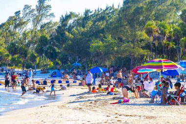 Playa del Carmen Quintana Roo Meksika 05. Ağustos 2023 Tropikal Meksika Karayip plajı ve denizi çok eğlenceli insanlarla güneş şemsiyeleri Playa del Carmen Meksika 'da turkuaz su.