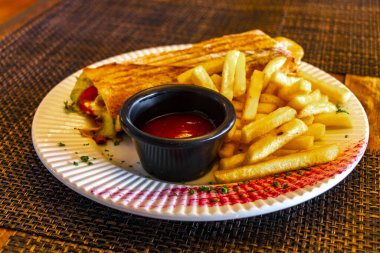 Playa del Carmen Quintana Roo Mexico 'da tavuklu ekmek, domates salatası ve patates kızartması..