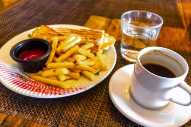 Playa del Carmen Quintana Roo Mexico 'da tavuklu ekmek, domates salatası ve patates kızartması..