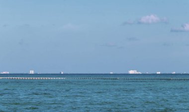Playa del Carmen Quintana Roo Mexico 'daki turkuaz mavi sularla Cozumel adasının tropik Meksika deniz ve sahil manzarası manzarası.
