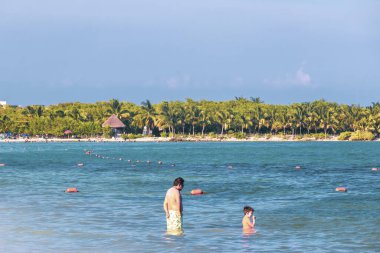 Playa del Carmen Quintana Roo Meksika 05. Ağustos 2023 Tropikal Meksika Karayip plajı ve denizi çok eğlenceli insanlarla güneş şemsiyeleri Playa del Carmen Meksika 'da turkuaz su.