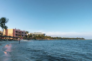 Playa del Carmen Quintana Roo Meksika 05. Ağustos 2023 Tropikal Meksika Karayip plajı ve denizi çok eğlenceli insanlarla güneş şemsiyeleri Playa del Carmen Meksika 'da turkuaz su.