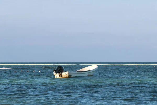 Playa del Carmen Quintana Roo Meksika 05. Ağustos 2023 Tekne yatı Catamaran feribot iskelesi ve limanı Playa del Carmen Mexico 'daki tropikal Meksika plaj manzarası ve turkuaz mavi su..