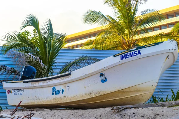 Playa del Carmen Quintana Roo Meksika 05. Ağustos 2023 Tekne yatı Catamaran feribot iskelesi ve limanı Playa del Carmen Mexico 'daki tropikal Meksika plaj manzarası ve turkuaz mavi su..