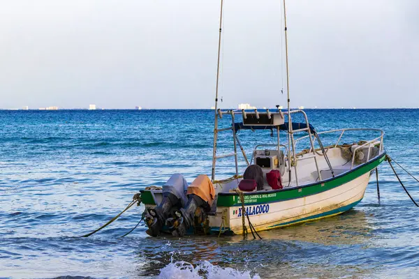 Playa del Carmen Quintana Roo Meksika 14. 2023 Ağustos 'unda, Punta Xcalacoco Playa del Carmen' deki tropikal Meksika plaj manzarası ve turkuaz mavi sularında, Katamaran yat vapuru iskelesi ve limanı..