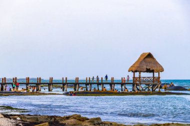 Playa del Carmen Quintana Roo Meksika 14. Ağustos 2023 Pampa ve Playa Xcalacoco Playa del Carmen Mexico 'daki Palapa bungalovu ile berrak turkuaz mavi su ve iskeleli Meksika tropikal karayip sahili manzarası..