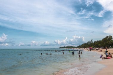 Playa del Carmen Quintana Roo Meksika 13. Ağustos 2023 Tropikal Meksika Karayip plajı ve denizi çok eğlenceli insanlarla güneş şemsiyeleri Playa del Carmen Meksika 'da turkuaz su.