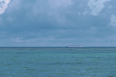 Playa del Carmen ve Cozumel Adası Meksika 'daki tropikal Meksika sahil manzarası ve turkuaz mavi sularında, Katamaran yat feribot iskelesi iskelesi ve limanı..