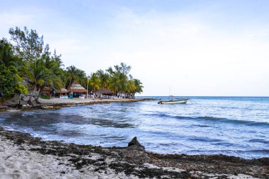 Playa del Carmen Quintana Roo Meksika 14. 2023 Ağustos 'unda, Punta Xcalacoco Playa del Carmen' deki tropikal Meksika plaj manzarası ve turkuaz mavi sularında, Katamaran yat vapuru iskelesi ve limanı..