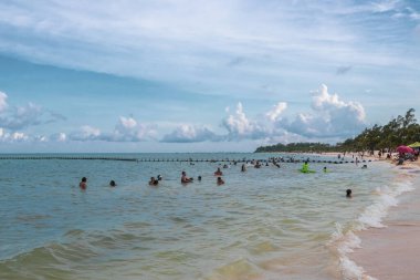 Playa del Carmen Quintana Roo Meksika 13. Ağustos 2023 Tropikal Meksika Karayip plajı ve denizi çok eğlenceli insanlarla güneş şemsiyeleri Playa del Carmen Meksika 'da turkuaz su.