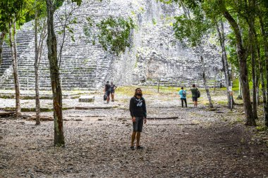 Coba Maya, Coba Belediyesi Tulum Quintana Roo Meksika 'daki tropikal orman ormanlarındaki antik bina ve piramit Nohoch Mul' u harap ediyor..