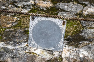 Coba Maya 'daki boş alan tabelası pano ve bilgiler Coba Belediyesi Tulum Quintana Roo Mexico' daki tropikal orman ormanlarındaki antik binaları ve piramitleri harap ediyor..
