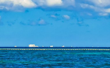 Playa del Carmen Quintana Roo Mexico 'daki turkuaz mavi sularla Cozumel adasının tropik Meksika deniz ve sahil manzarası manzarası.