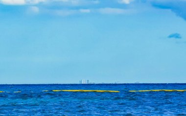 Playa del Carmen Quintana Roo Mexico 'daki turkuaz mavi sularla Cozumel adasının tropik Meksika deniz ve sahil manzarası manzarası.