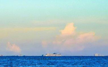 Playa del Carmen ve Cozumel Adası Meksika 'daki tropikal Meksika sahil manzarası ve turkuaz mavi sularında, Katamaran yat feribot iskelesi iskelesi ve limanı..