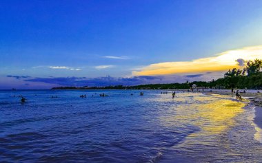 Playa del Carmen Quintana Roo Meksika 04. Ağustos 2023 Tropikal Meksika Karayip plajı ve denizi çok eğlenceli insanlarla güneş şemsiyeleri Playa del Carmen Meksika 'da turkuaz su.