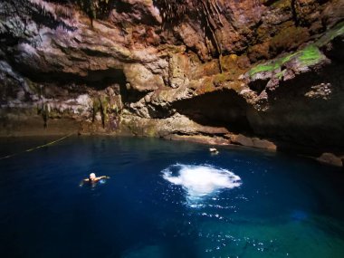 Coba Quintana Roo Meksika 01. 2023 Ekim 'inde insanlar yüzerek atlıyor ve Cenote Tankach Ha Tankach-Ha' da kireçtaşı kayaları ve Tulum Meksika 'da mavi turkuaz su ile eğleniyorlar..