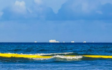 Playa del Carmen Quintana Roo Mexico 'daki turkuaz mavi sularla Cozumel adasının tropik Meksika deniz ve sahil manzarası manzarası.