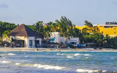 Playa del Carmen Quintana Roo Mexico 20. Temmuz 2023 Tropikal Meksika Karayip plajı ve denizi çok eğlenceli insanlarla güneş şemsiyeleri Playa del Carmen Meksika 'da turkuaz su.