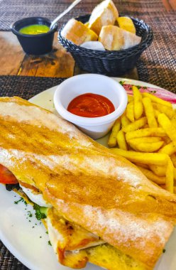 Playa del Carmen Quintana Roo Mexico 'da tavuklu ekmek, domates salatası ve patates kızartması..